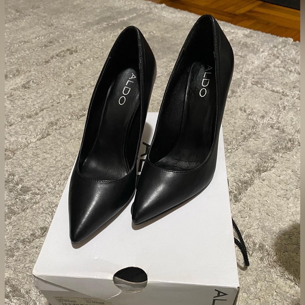 Black Aldo pointy toe shoes